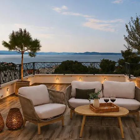 Mare Vista Rooftop Penthouse Sea View & Private Jacuzzi Apartment *