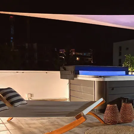 Mare Vista Rooftop Penthouse Sea View & Private Jacuzzi Apartment *
